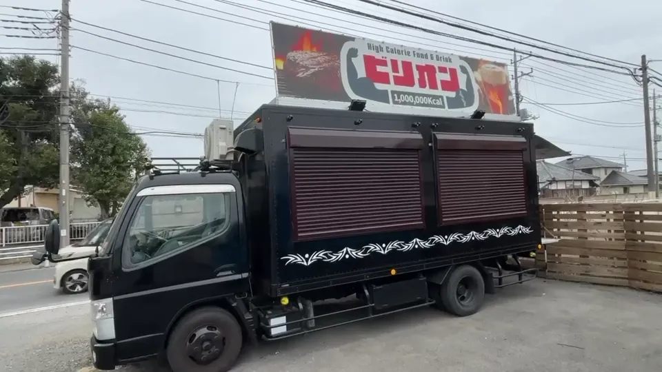 電動看板を立ち上げたキッチンカー